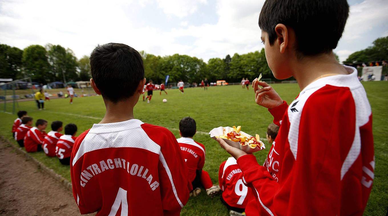 Nicht immer richtig: Die Pommes am Spielfeldrand sind erlaubt, aber nur in Ausnahmenfällen. © imago