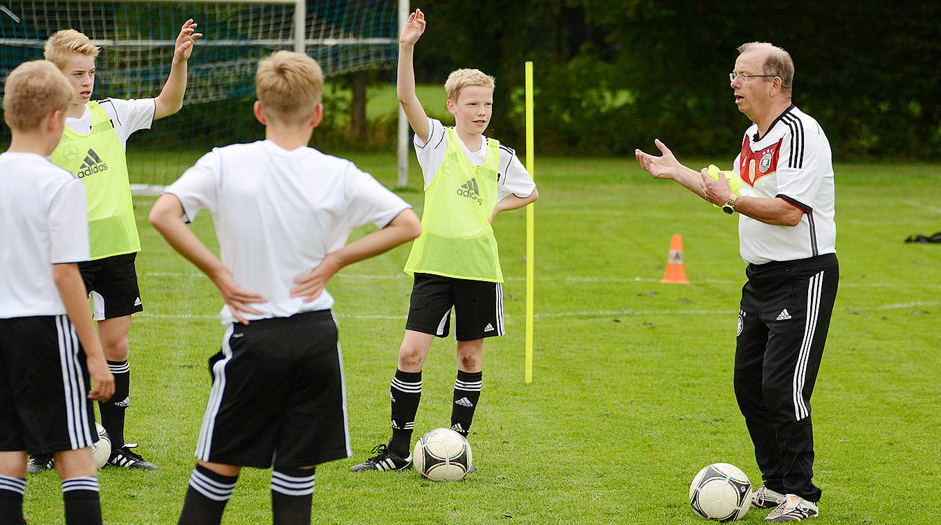 Beim Training mit D-Junioren gilt es, die Heranwachsen stets 'mit ins Boot' zu nehmen. © Klaus Schwarten