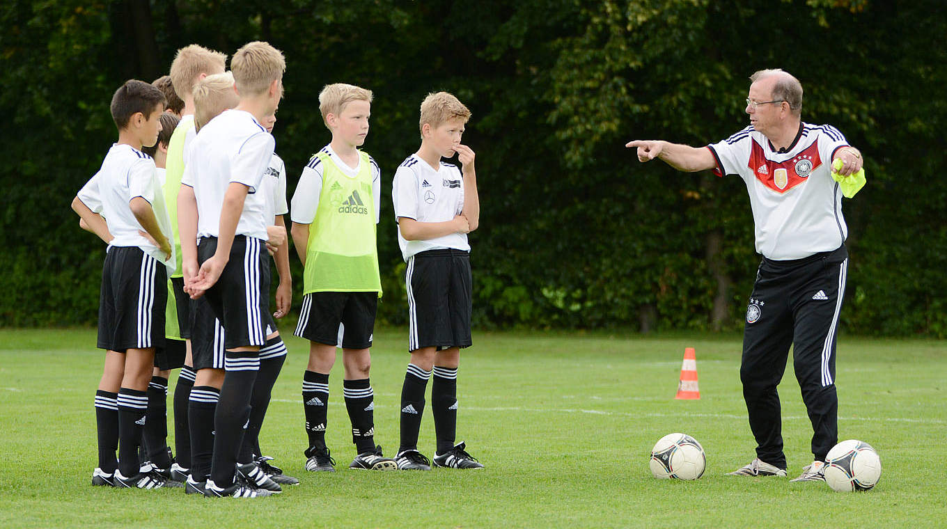 DFB-Trainer Paul Schomann erklärt den Spielern den Pass mit der Innenseite. © Marc Kuhlmann