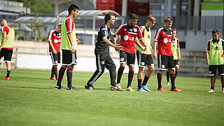 Auch mit Körperkontakt und Berührungen kann der Trainer dem Spieler zeigen, was er von ihm will! © Klaus Schwarten