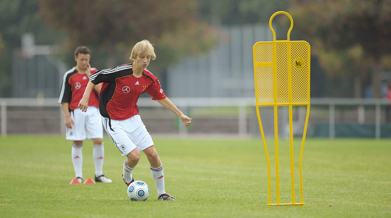 Ausspielbewegungen für das 1 gegen 1 erlernt man zunächst individuell im freien Raum! © Axel Heimken