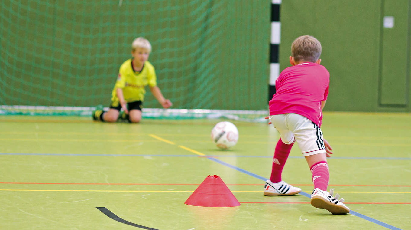 Gar nicht so einfach: Den Ball ins Tor rollen! © Philippka_Schwarten