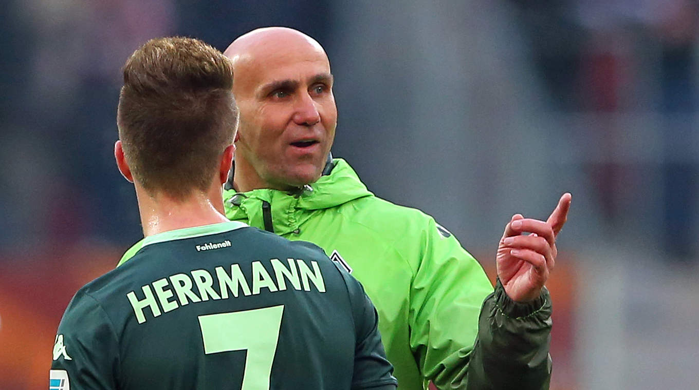 Auch Trainer André Schubert ließ sich die Szene noch einmal detailliert erläutern. © 2016 Getty Images