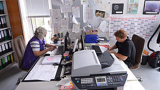 Sozialversicherungspflichtige Mitarbeiter sind häufig in der Geschäftsstelle anzutreffen. © philippka