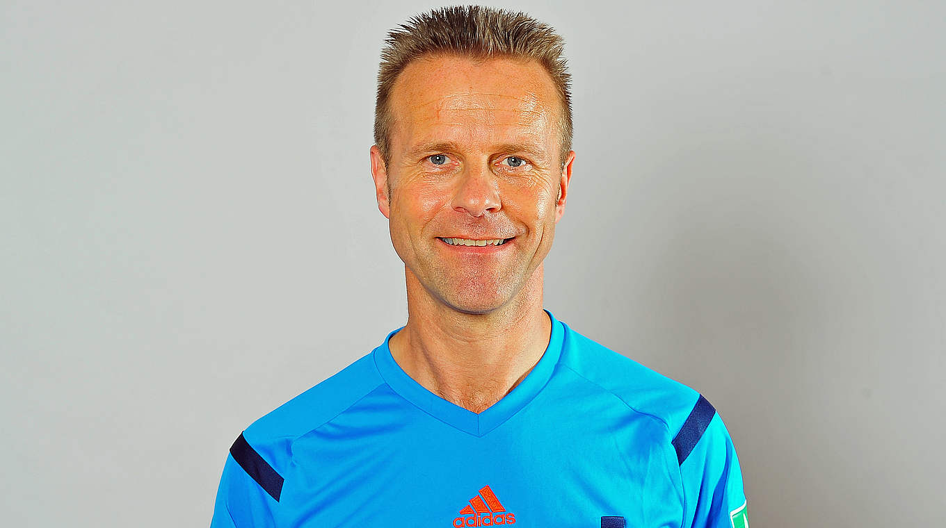 Vier Praxisfragen zum Handspiel an Bundesliga-Schiedsrichter Peter Gagelmann  © 2014 Getty Images