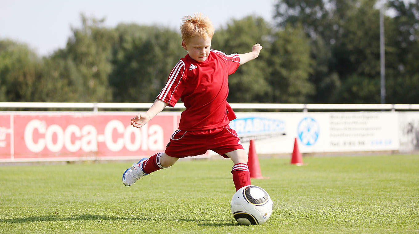 Torschusstraining begeistert junge und erfahrene Fußballer gleichermaßen! © Schwarten