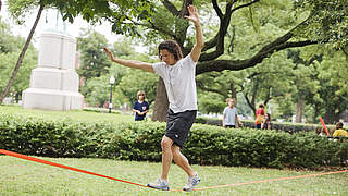 Das Laufen auf der Slackline erfordert Gleichgewicht, Koordination und Konzentration. © © Roll Call Group