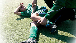 Verletzt sich ein junger Kicker, ist das Einfühlungsvermögen des Trainers gefragt! © Philippka