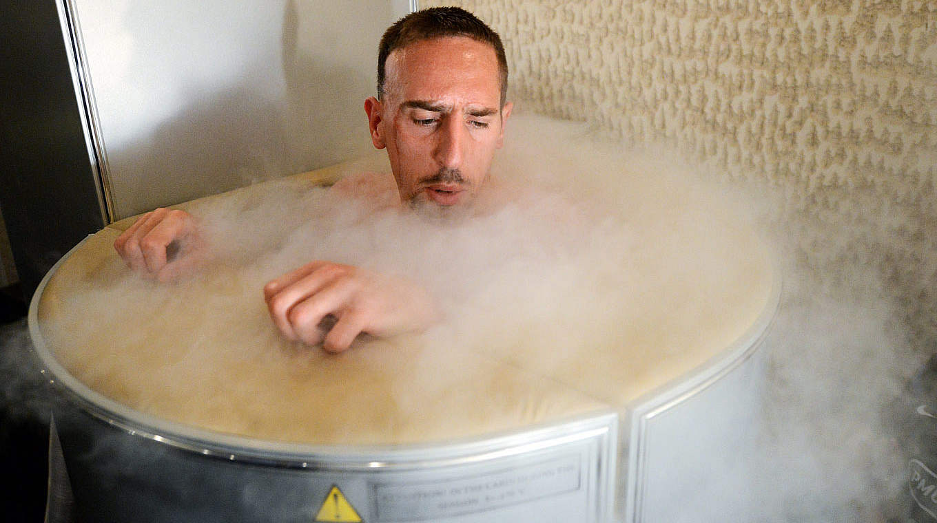 "Passiv" regenerieren: Franck Ribery nutzt die Eistonne © 2012 AFP