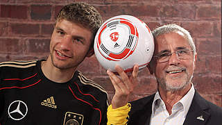 Zwei deutsche Topstürmer unter sich: Thomas Müller und sein Vorbild Gerd Müller! © 2010 Getty Images