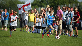 Passend zur Europameisterschaft: Eine Fußball-Ferienfreizeit mit Länder-Motto organisieren! © philippka_schwarten
