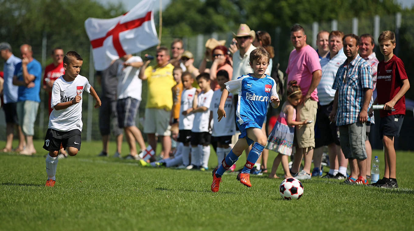 Passend zur Europameisterschaft: eine Fußball-Ferienfreizeit mit Länder-Motto © philippka_schwarten