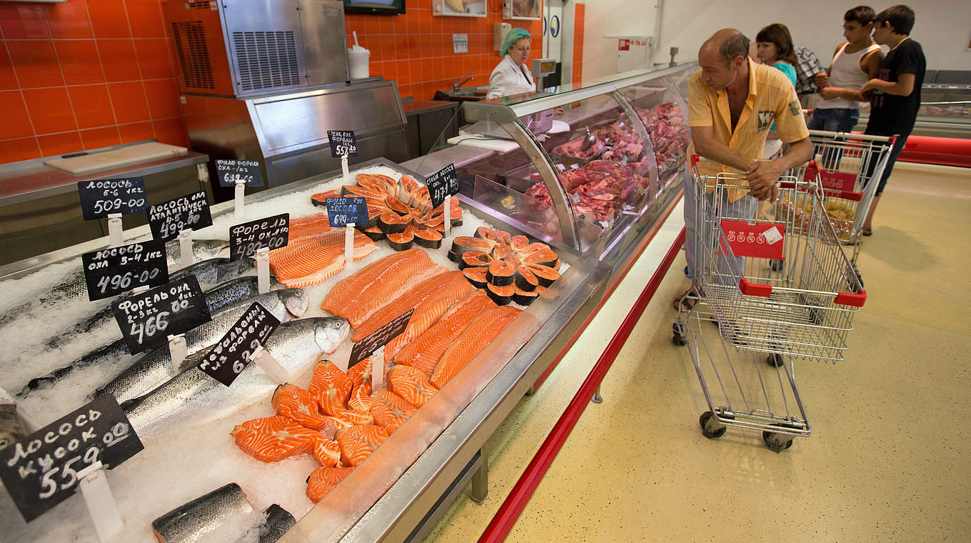 Im Supermarkt ist die Auswahl an der Fisch- und Fleischtheke groß. © © 2014 Bloomberg Finance LP