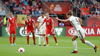 Mit zwei verwandelten Elfmeter ins EM-Viertelfinale: Babett Peter trifft zum 1:0... © 2017 Getty Images