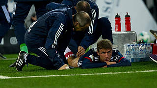 Zur Halbzeit rein, nach zehn Minuten mit einem Muskelfaserriss wieder raus: Thomas Müller verletzte sich beim HSV-Spiel. © imago/DeFodi