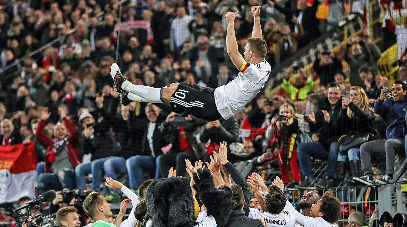 Frohnatur: Lukas Podolski lässt sich von Mitspielern und Fans feiern! © 2017 Getty Images