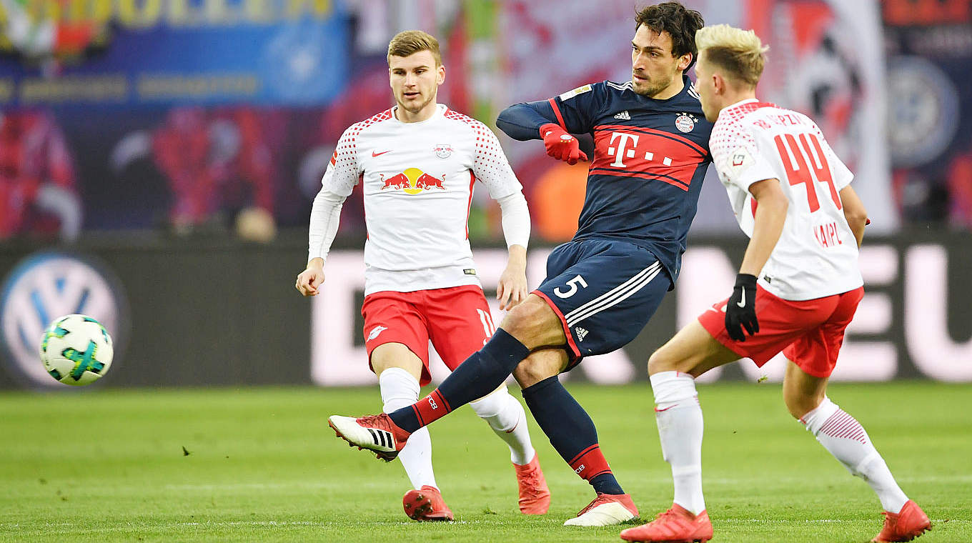 Matchplan RB: Mats Hummels (m.) schon im Spielaufbau ständig unter Druck setzen. © 2018 Getty Images