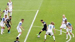 Umstellt von Gegnern: Argentiniens Superstar Lionel Messi (4.v.r.) beim 1:1 gegen Island © 2018 Action Plus