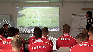 Aufarbeitung der Trainingseinheit: Ausgewählte Videoszenen werden besprochen © DFB