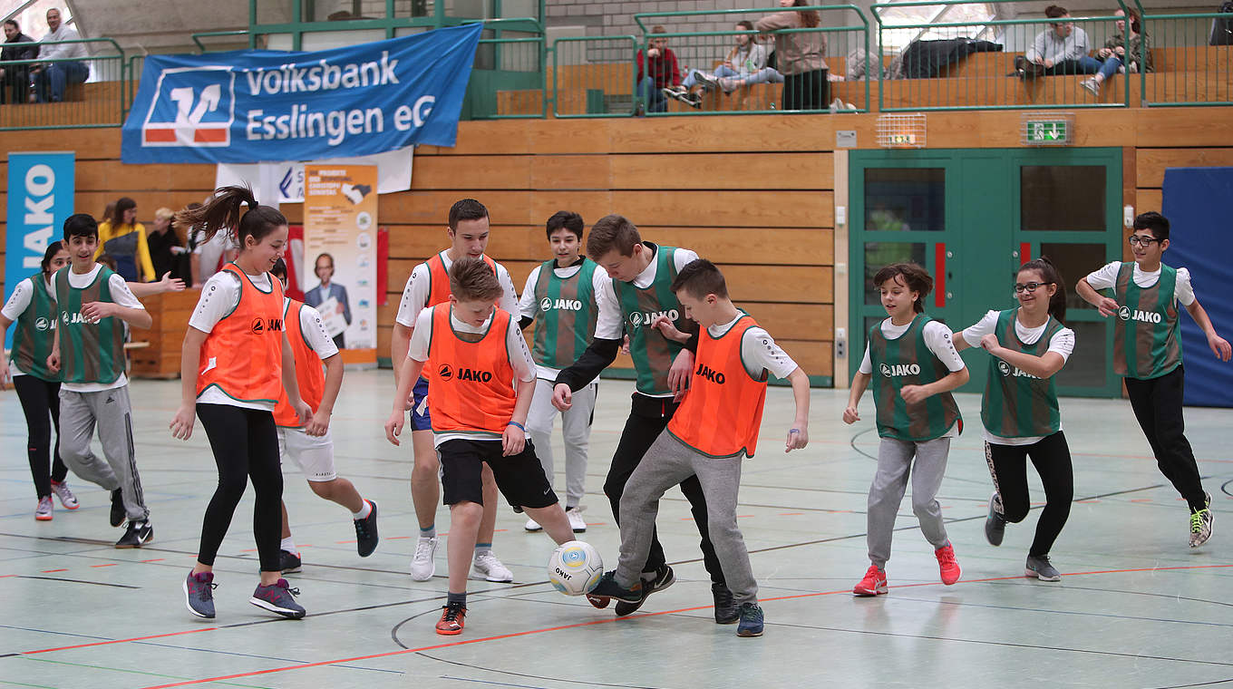 Gemeinsames Abschlussturnier: Die Kinder spielen nach AMANDLA-Spielregeln © Pressefoto Rudel 70563 Stuttgart