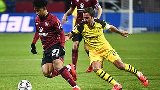 Kommt an Matheus Pereira (l.) nicht vorbei: Mario Götze von Borussia Dortmund © imago