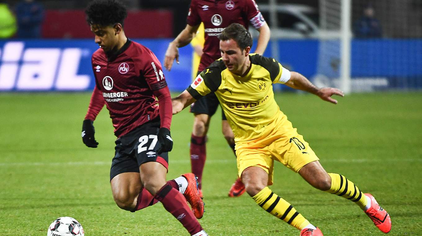 Kommt an Matheus Pereira (l.) nicht vorbei: Mario Götze von Borussia Dortmund © imago