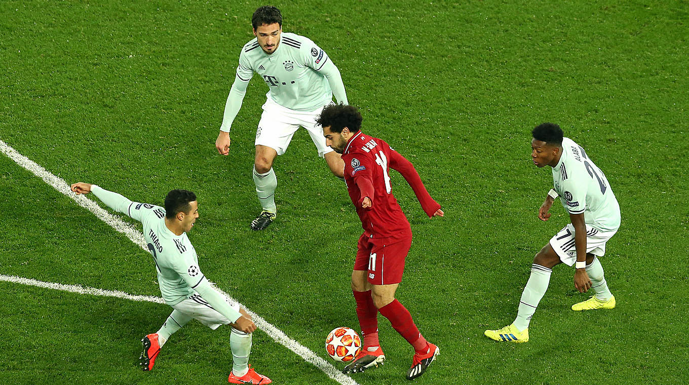 Früh gestört: Mo Salah umringt von Thiago, Hummels und Alaba.  © 2019 UEFA