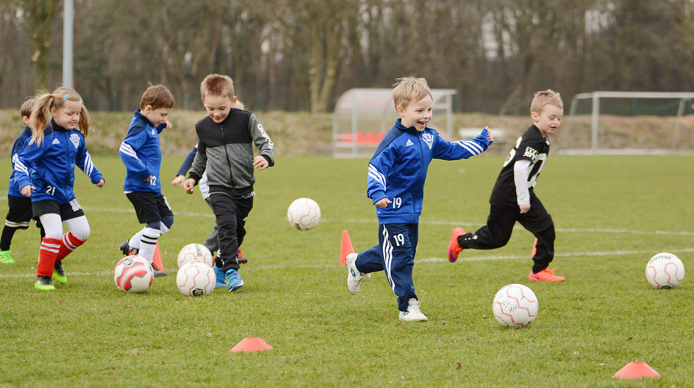 Bewegungsparcours und Fangspiele: Kinder trainieren ihre allgemeine Geschicklichkeit © DFB