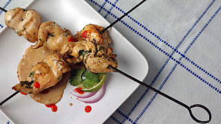 Eiweißlieferant: Hähnchenspieße in Erdnusssauce © Getty Images 