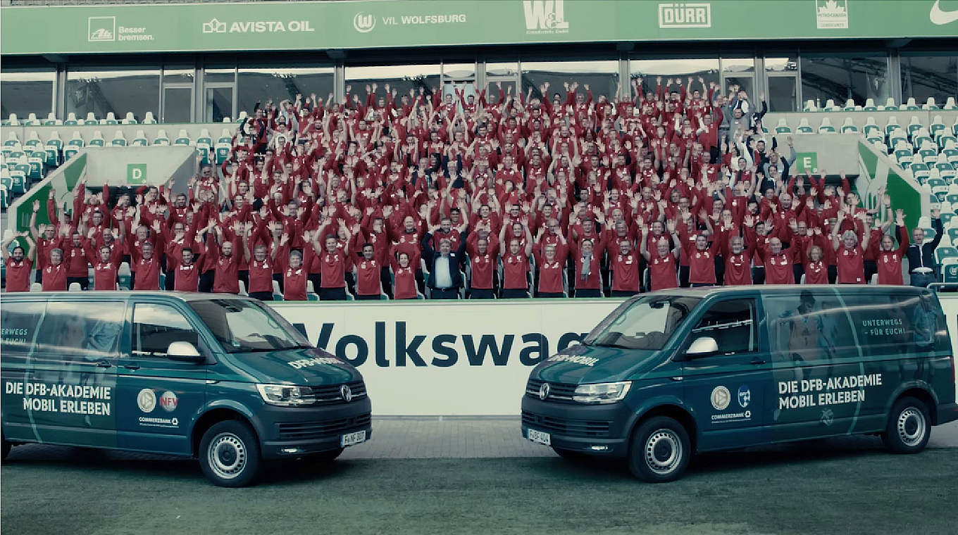 DFB-Mobil-Schulung in der VW-Arena in Wolfsburg: 270 Teamer und zwei Autos © DFB-TV