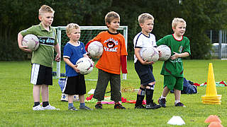 Taktik-Training bei den Kleinen: DFB.de liefert acht Grundregeln für den Kinderfußball © DFB