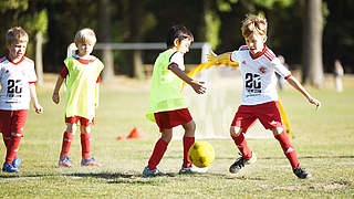 Spielstunde mit Kindern: Ein hoher Spiel-, Bewegungs- und Erlebniswert ist wichtig © DFB