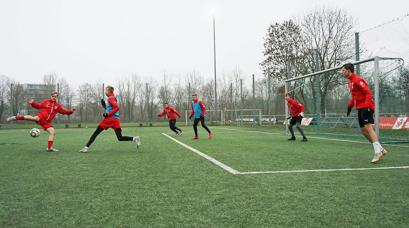 Bei den B-Junioren gilt es, technische Fertigkeiten unter Gegnerdruck spielgemäß zu festigen. © Nils Eden