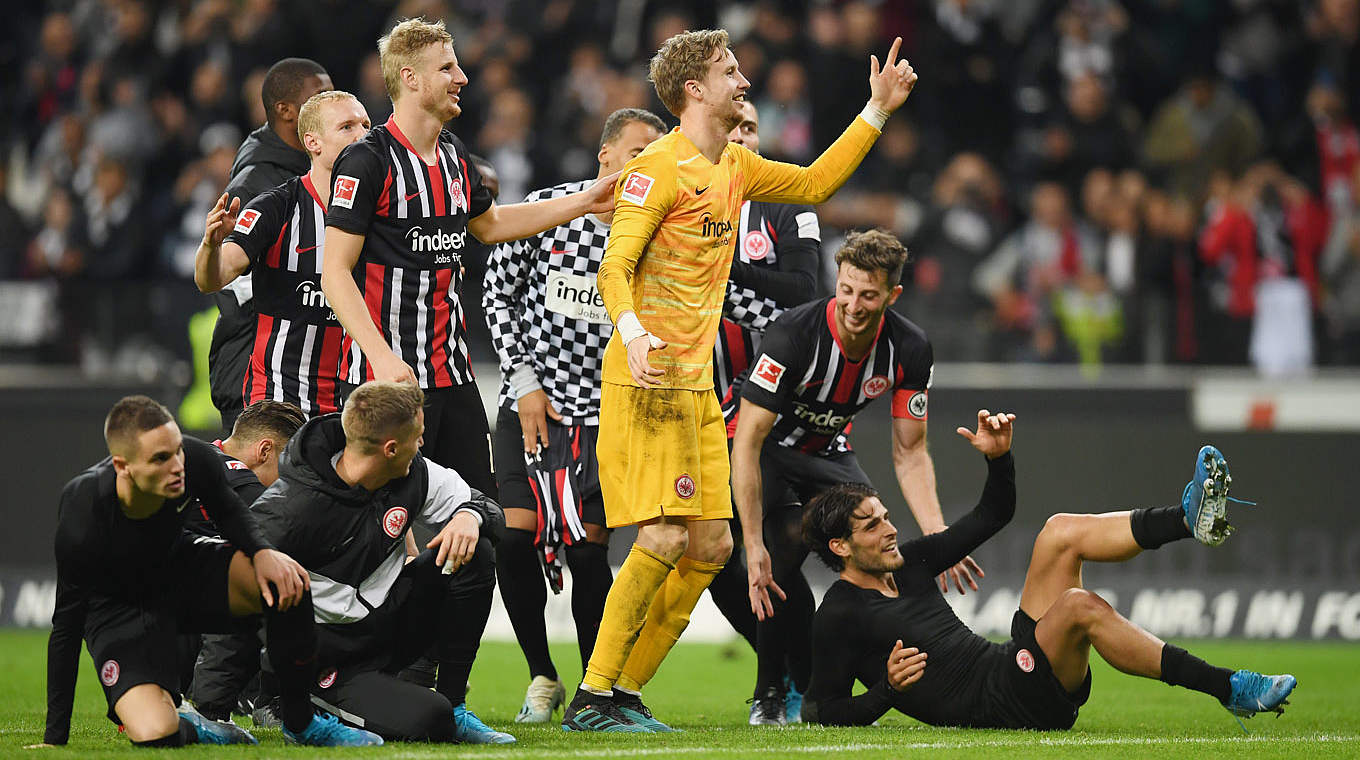 Von Mannschaft und Fans gefeiert: Eintrachts Keeper Frederik Rönnow (gelbes Trikot)
 © 2019 Getty Images