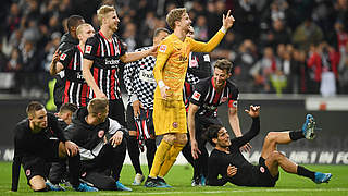 Von Mannschaft und Fans gefeiert: Eintrachts Keeper Frederik Rönnow (gelbes Trikot)
 © 2019 Getty Images