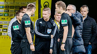 Schiedsrichter Tobias Welz (Bildmitte) musste am Wochenende verletzt vom Platz. © imago images/Kirchner-Media