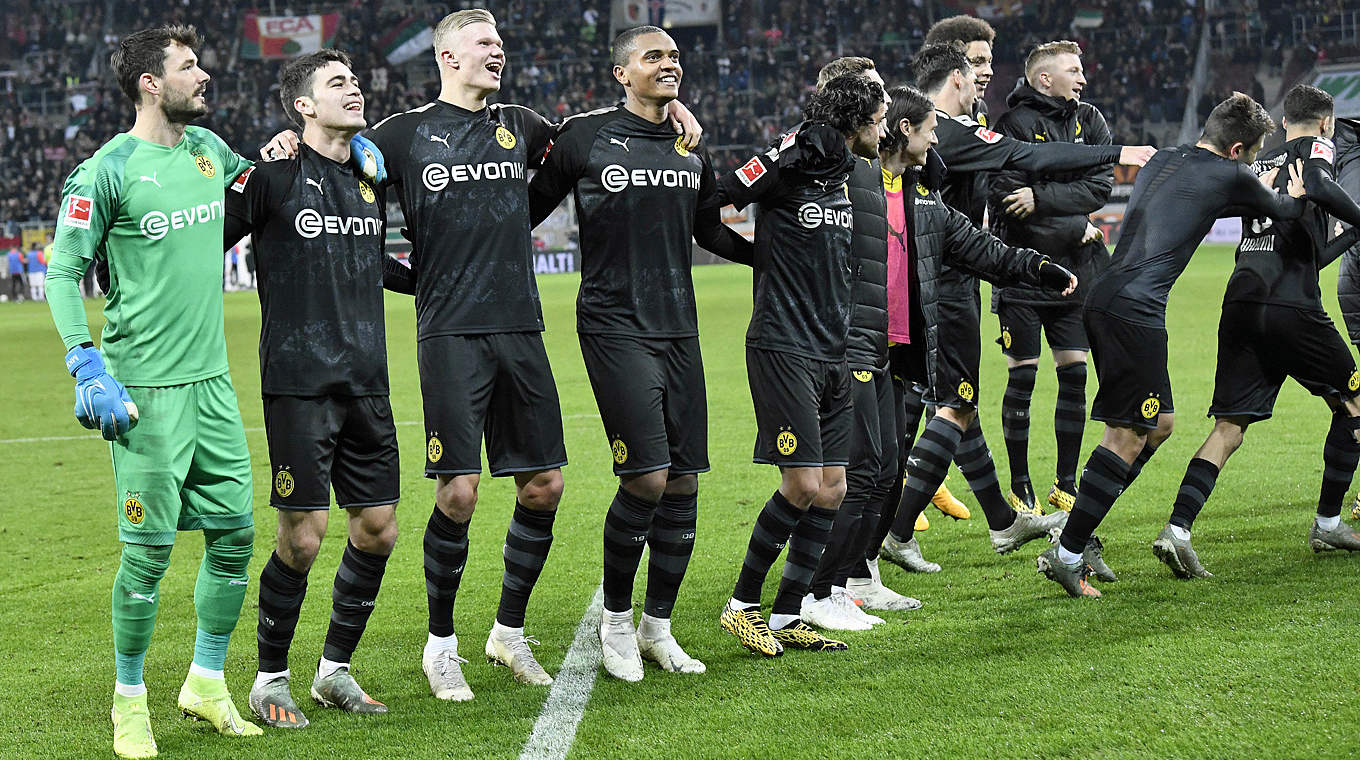 Jubel nach dem Sieg: Haaland und seine Mitspieler feiern mit den BVB-Fans. © 2020 Getty Images