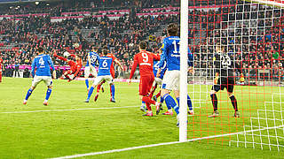 Wie aus dem Lehrbuch: Bayern-Profi Goretzka (2.v.l.) trifft gegen Schalke artistisch © imago images/ActionPictures