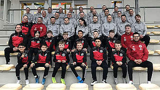 Mächtig stolz: Langenselbolds E-Jugendlichen mit den DFB-Mobil-Teamern © DFB