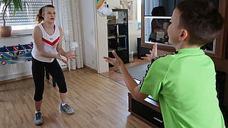 Geschicklichkeitstraining: Auch in kleinen Wohnungen kann trainiert werden © DFB
