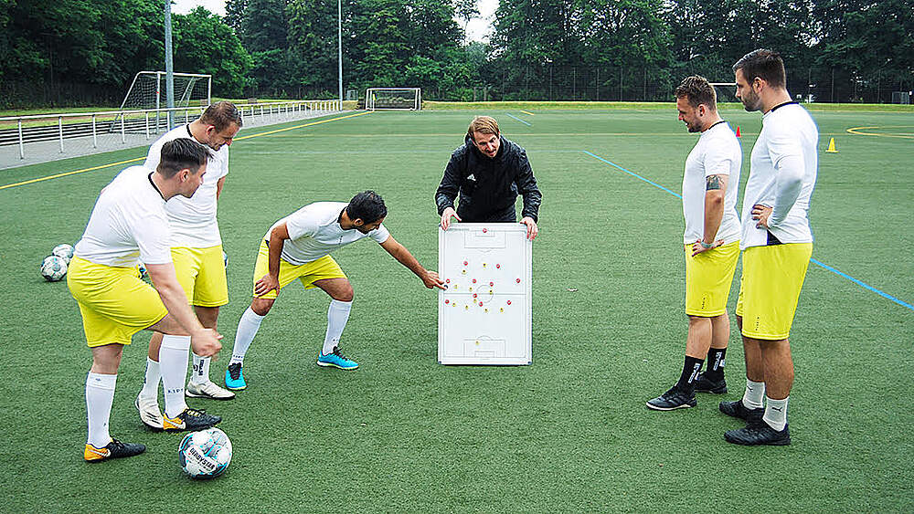 Cheftrainer René Ziarna erläutert das Defensivspiel lieber an der Taktiktafel ©