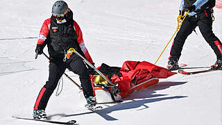 Transport mit dem Rettungsschlitten: Deutscher Skifahrer Dominik Schwaiger schwer gestürzt! © gettyimages