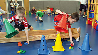 Vielseitig einsetzbar: Duplosteine bei Übungen mit Bambinis © DFB