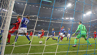 Durch eine originelle Freistoß-Variante erfolgreich: Eintracht Frankfurt siegt auf Schalke © imago/Team 2